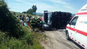 Pri zrážke dodávky a auta zomreli štyria ľudia
