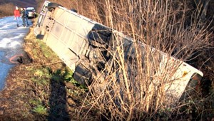 Pri Lučenci sa prevrátil autobus