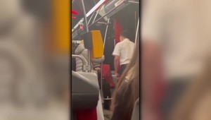 Vodič električky na súde poprel, že napadol a urážal Ukrajinca s malým dieťaťom