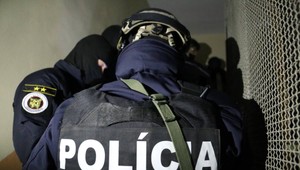 Po razii NAKA skončili traja obvinení. Na drogy mali vlastné laboratórium