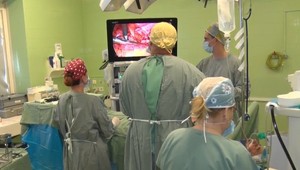 Zriedkavá operácia v bojnickej nemocnici. Mužovi s rakovinou dali šancu na normálny život