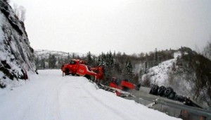 VIDEO: Kamión strhol do priekopy aj odťahovku