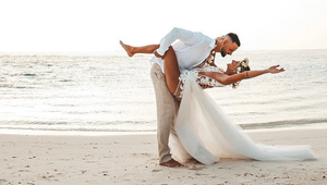 Tajná svadba v exotike a pozrite sa na nevestine šaty: Wau, TOTO chcelo poriadnu dávku odvahy!