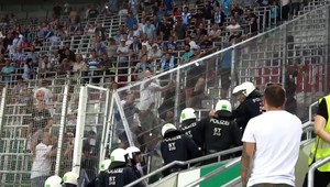VIDEO: Fanúšikovia Slovana boli vo Viedni hanbou belasých. Napadnutím policajtok ich správanie nekončilo