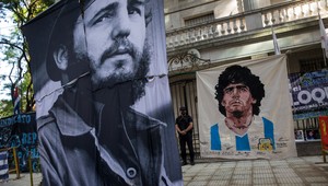 Fotili sa nad otvorenou rakvou s Maradonom, traja pracovníci pohrebnej služby dostali padáka