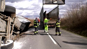 Zrážka dvoch kamiónov pri Zvolene. Hasiči zasahovali s rúškami na tvárach