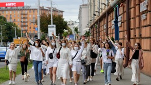 Tretí deň po voľbách v Bielorusku: Polícia použila ostré náboje, ženy vyšli do ulíc v bielom