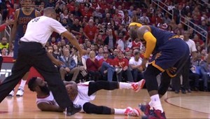 Kto si dovolil kopnúť LeBrona Jamesa do rozkroku? Bude pykať!