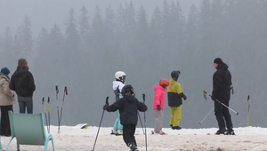 Jarné prázdniny sa začali na lyžiach, ale i v plavkách