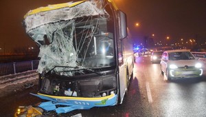 Pri nehode autobusu a posypovača sa zranilo sedem ľudí