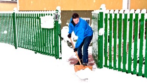 Úrazy pre počasie, ľudia padajú na uliciach pokrytých ľadom a snehom