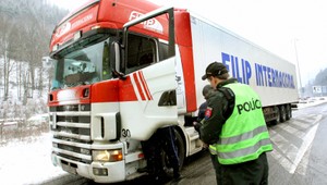 Opäť napadol sneh a opäť spôsobil nehody na cestách