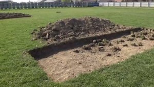 Futbalový klub rieši vážny problém. Na ihrisku im majiteľ vykopal obrovské diery