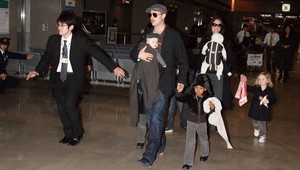 Angelina Jolie (36) kŕmi deti hmyzom!