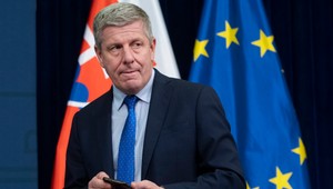 Lengvarský odchádza nečakane ostro: Dlho znášal, čo sa mu sypalo na hlavu, údery nevracal, tvrdí politológ