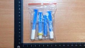 Vynaliezavý díler! Mladík (24) ukrýval drogy v topánkach