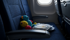 Cesta na dovolenku s batoľaťom: Tipy, čo zbaliť do lietadla