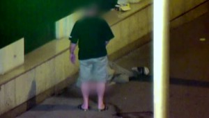 VIDEO: Okoloidúci sa vymočil na muža ležiaceho na ulici