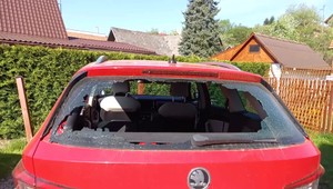 Starostovi Párnice sekerou zničili auto