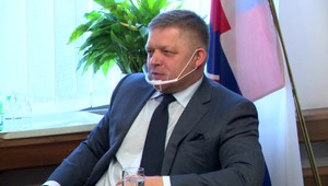 Premiér Heger sa pred odletom na summit ostro pustil do lídra Smeru Fica, ten sa pri tom usmieval popod nos