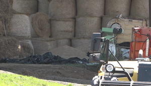 Farmára privalil 400 kilogramový bal sena. Pomohol mu kamarát