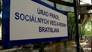 Fico pri zvyšovaní minimálnej mzdy zabúda na verejných zamestnancov