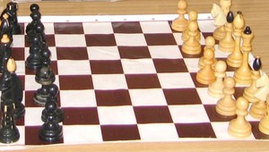 Začala sa vesmírna šachová partia