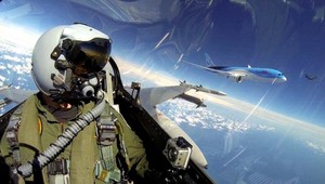 Selfie vo výške deviatich kilometrov, pilot stíhačky sa zvečnil s Boeingom 787