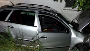 Autom vrazil do stromu a následne do domu, vodiča našli mŕtveho