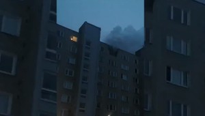 Hrozivý požiar bytovky v Dolnom Kubíne: Plamene šľahali až dva metre nad strechou