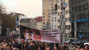 NAŽIVO: Rok po vražde Jána Kuciaka a jeho priateľky. Ľudia sa zhromaždili na námestí v Bratislave