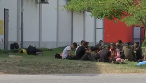 Nápor migrantov na juhu Slovenska: neporiadok, aj poškodený plot materskej školy