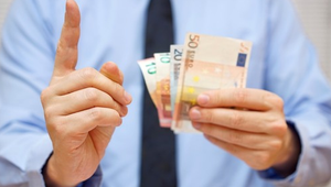 Stagnujúce platy a zástupy ľudí na úradoch práce. Situácia na pracovnom trhu sa zhoršuje