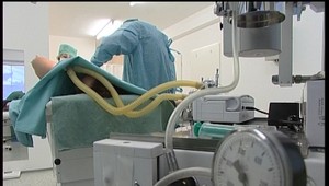 Deväť pacientov po operácii vykazuje známky otravy. Nemocnica sa obrátila na políciu