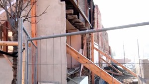 Pri výstavbe sa zrútila stena vedľajšieho domu. Pár hodín predtým tam boli majitelia