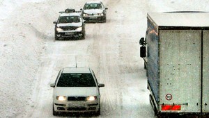 Sneží! Zápchy sú v Bratislave, v Nitre pribúdajú nehody