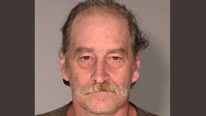 Muž žil rok s mŕtvymi telami brata a matky. Bráni sa, že nie je blázon