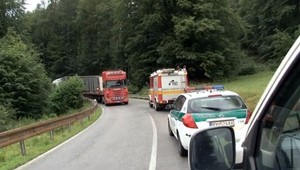 Na Dobšinskom kopci sa zrazili dva kamióny, odstavili dopravu