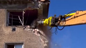 Trpezlivosť primátorovi pretiekla. Zdevastovanú bytovku dal zbúrať. Obyvatelia náhradné ubytovanie nedostanú