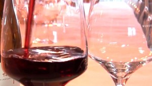 Doručovateľ odmietol vydať 92-ročnej žene fľašku s alkoholom, nepreukázala svoj vek