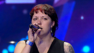 Táto žena pôsobí ako nenápadné stvorenie, no keď ju budete počuť spievať...