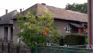 V Brzotíne vládne strach. V noci napadlo 15 útočníkov obecného poslanca