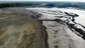 FOTO: Vodnú nádrž v Kráľovej úplne vypustili. Vyplavené ryby museli vrátiť do vody