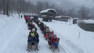Unikátna sánkovačka: Starosta za volantom vláčika ťahal desiatky saní s deťmi