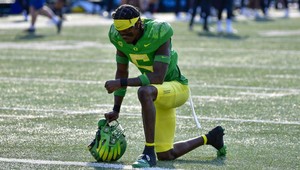 V apríli ho draftovali, prvej sezóny sa hráč NFL (†24) nedožil