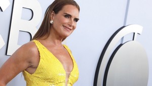 Herečka Brooke Shields zažiarila v žltých šatách, ale... Naozaj si TOTO obula?