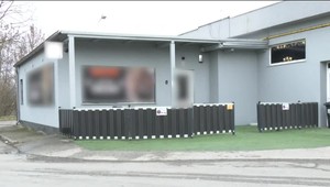 Ozbrojený muž prepadol herňu. Zamestnankyňu ohrozoval nožom a kričal "Davaj peneži!"