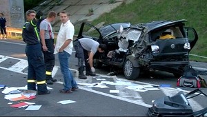 Auto spadlo z 10-metrovej výšky, vodič sa ťažko zranil