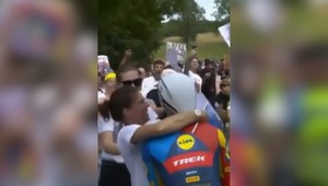 Za bozk dostal pokutu: Bizarná situácia na cyklistickej súťaží obletela svet