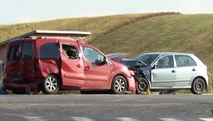 Traja ľudia skončili v nemocnici. Nehoda sa stala na rovnej ceste